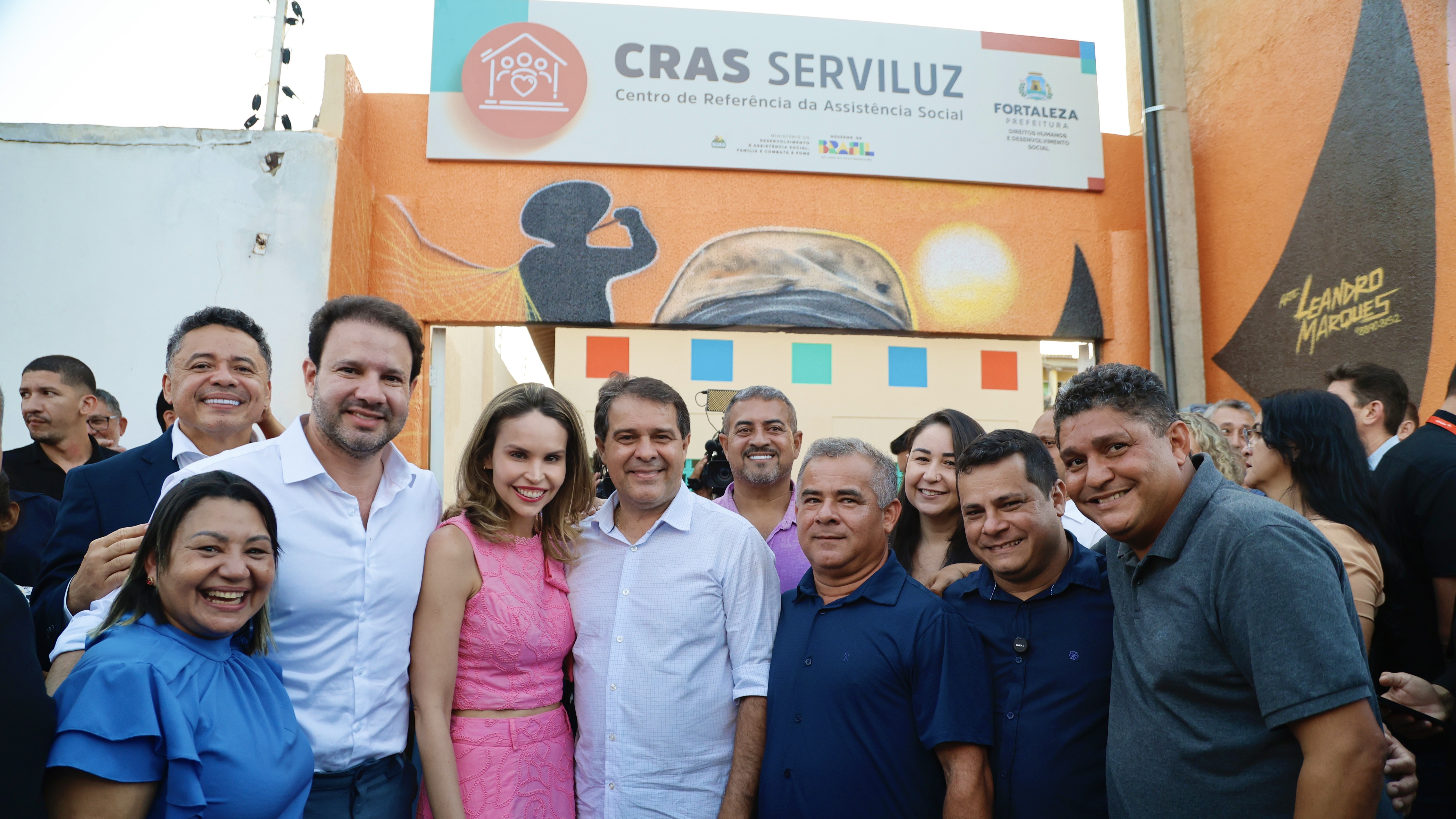 grupo de pessoas posa para a foto